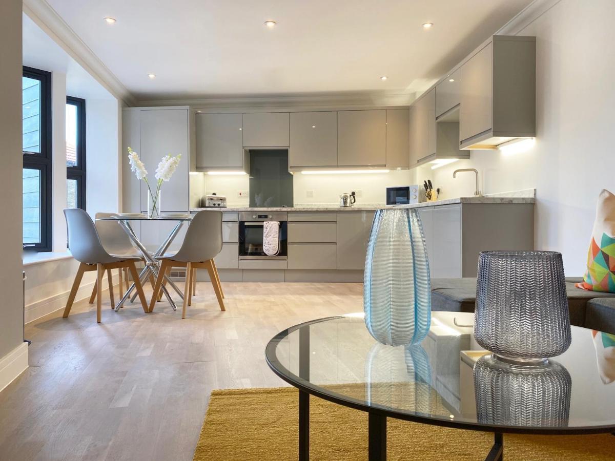 Deluxe Rochester Apartment 1 ภายนอก รูปภาพ