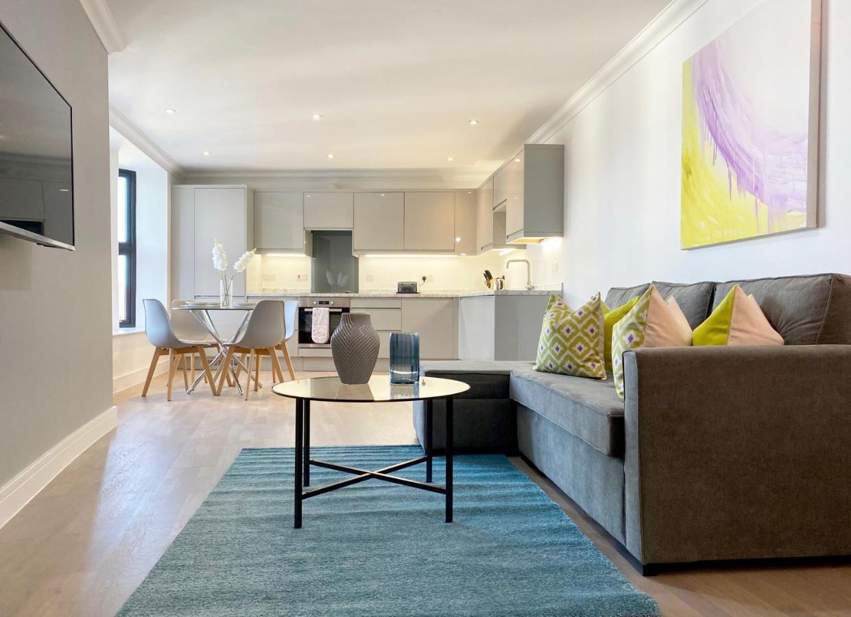 Deluxe Rochester Apartment 1 ภายนอก รูปภาพ