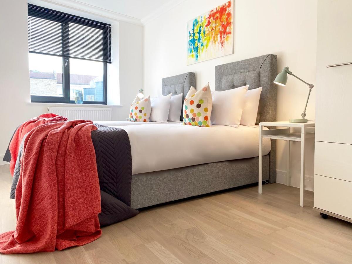 Deluxe Rochester Apartment 1 ภายนอก รูปภาพ