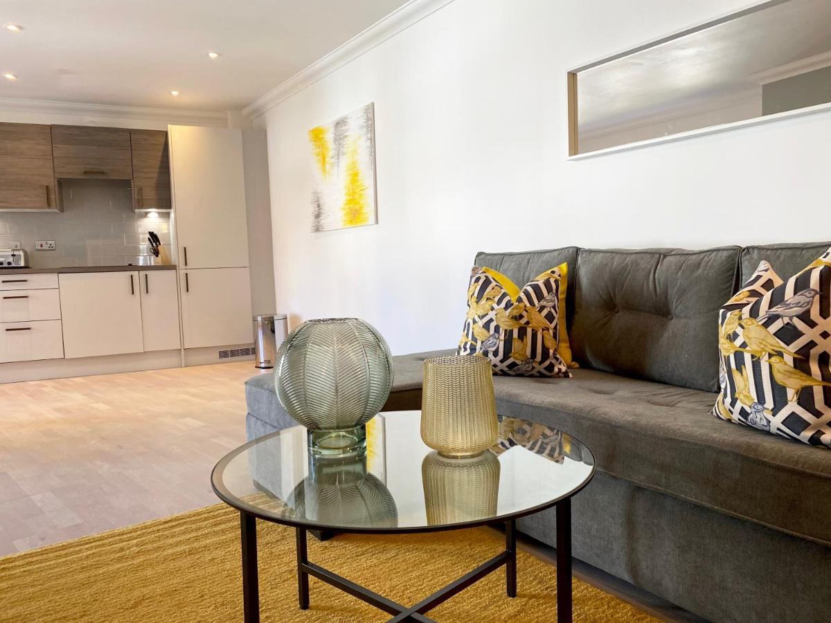Deluxe Rochester Apartment 1 ภายนอก รูปภาพ