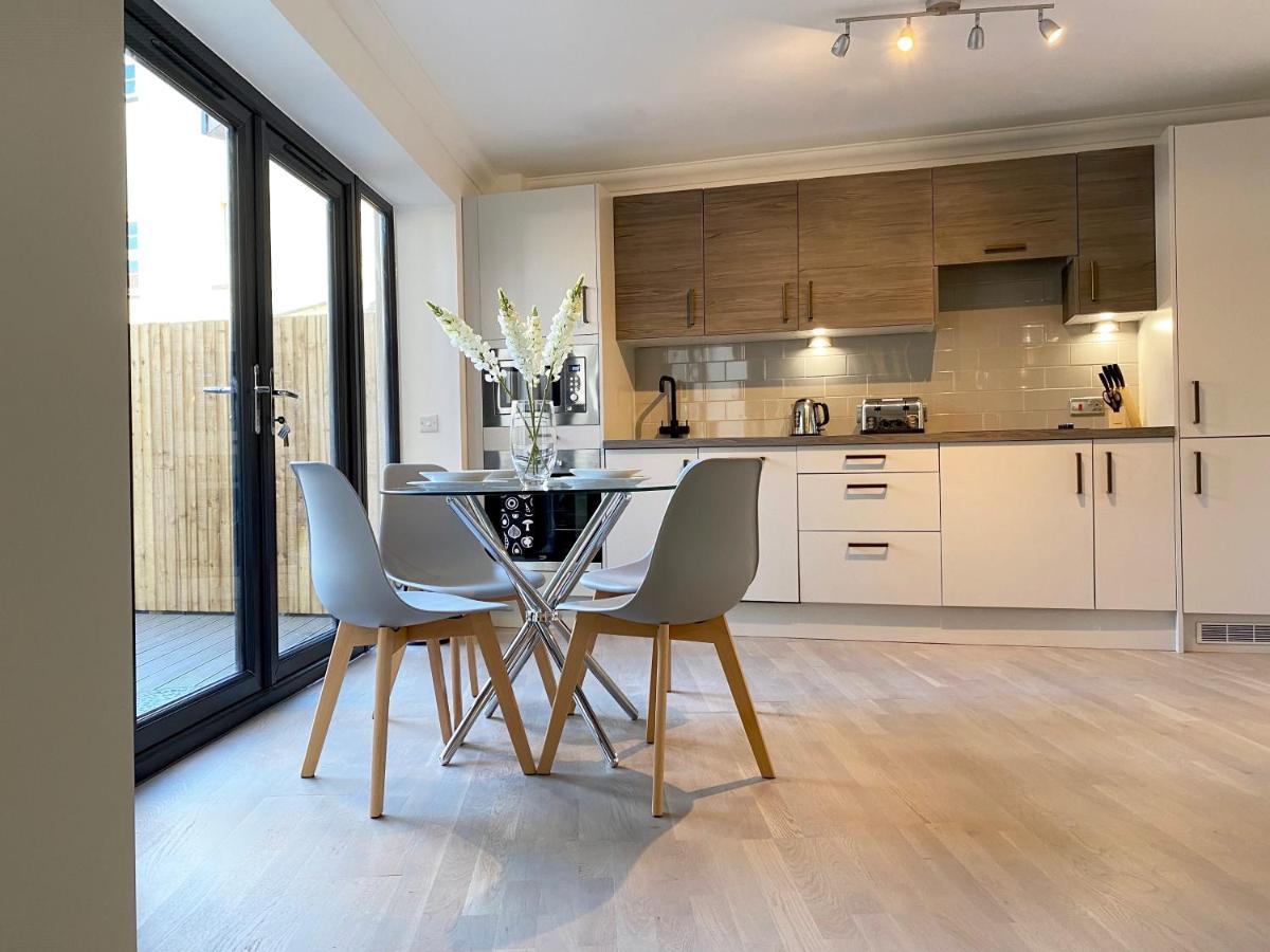 Deluxe Rochester Apartment 1 ภายนอก รูปภาพ