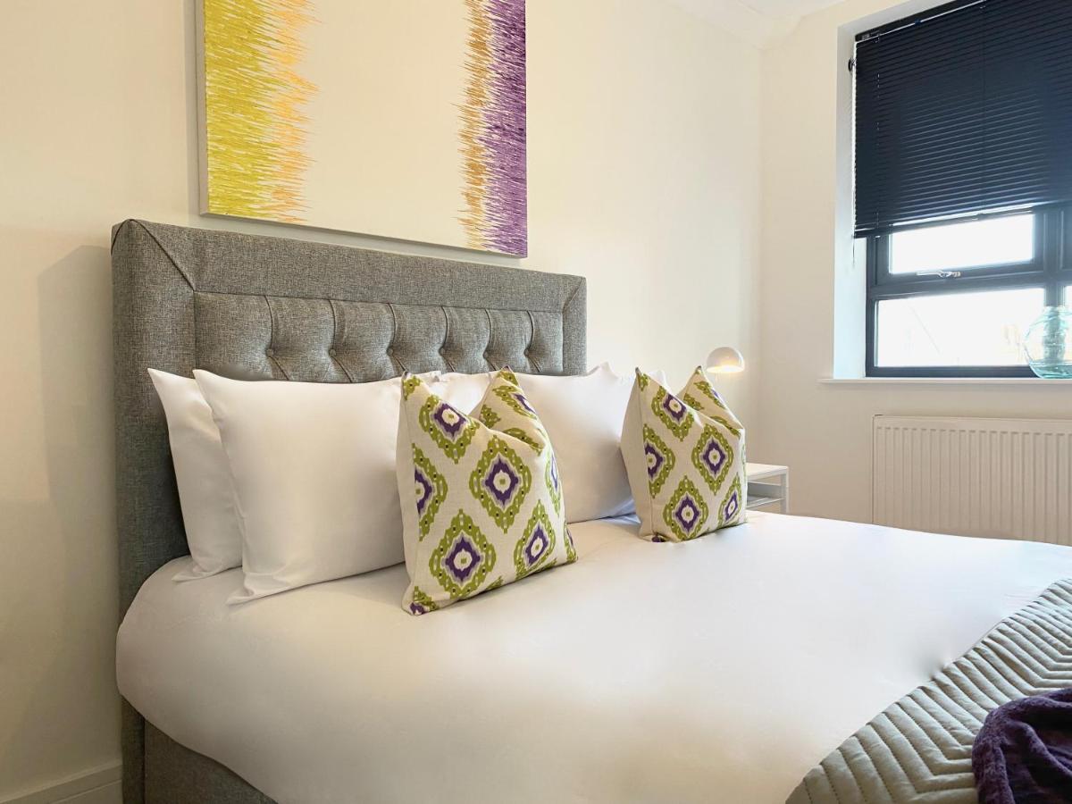 Deluxe Rochester Apartment 1 ภายนอก รูปภาพ