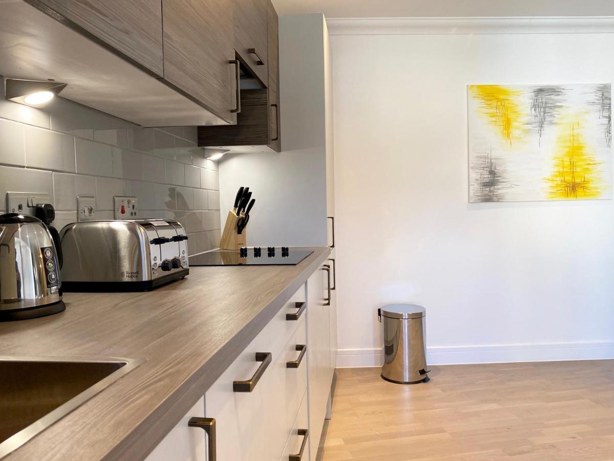 Deluxe Rochester Apartment 1 ภายนอก รูปภาพ